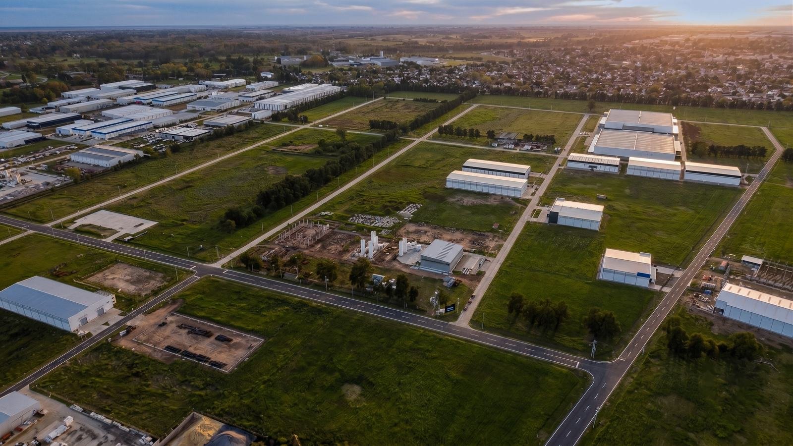 Vista aérea del predio al atardecer